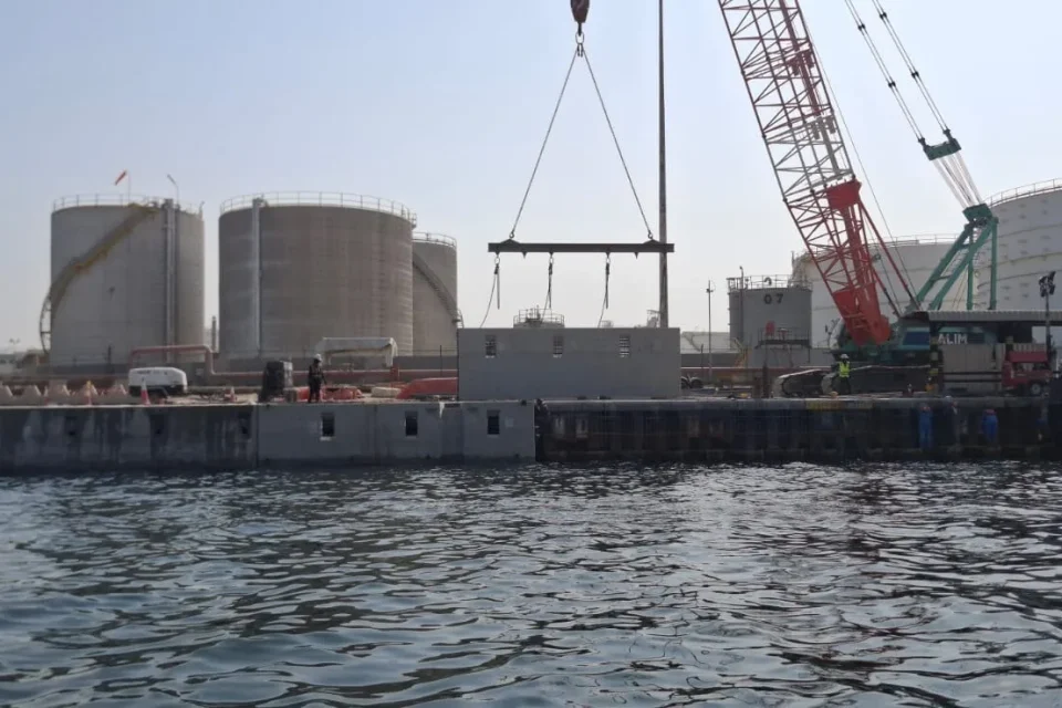 East Wharf, Jebel Ali — precast capping beam lifting operations
