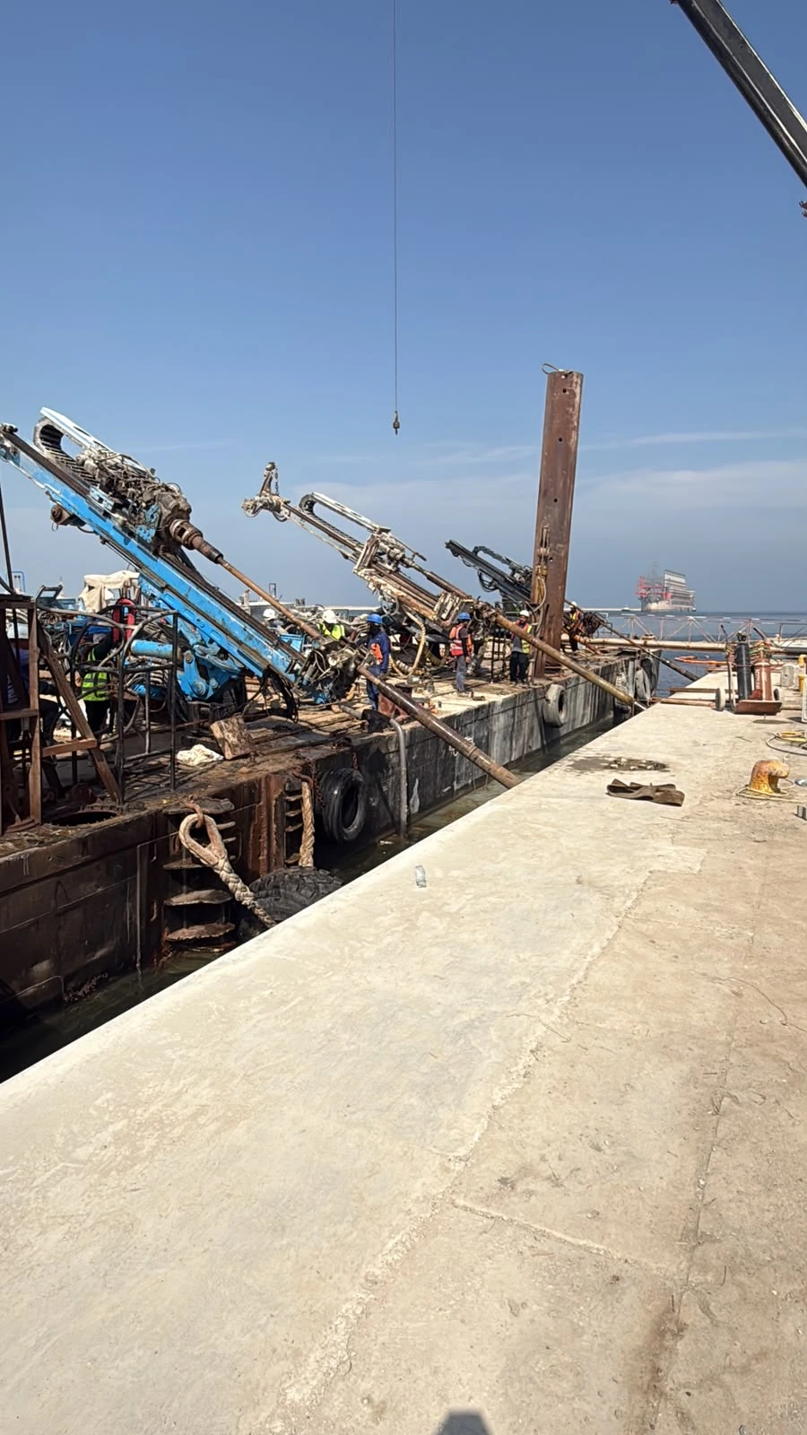 East Wharf, Jebel Ali — quayside construction and marine plant