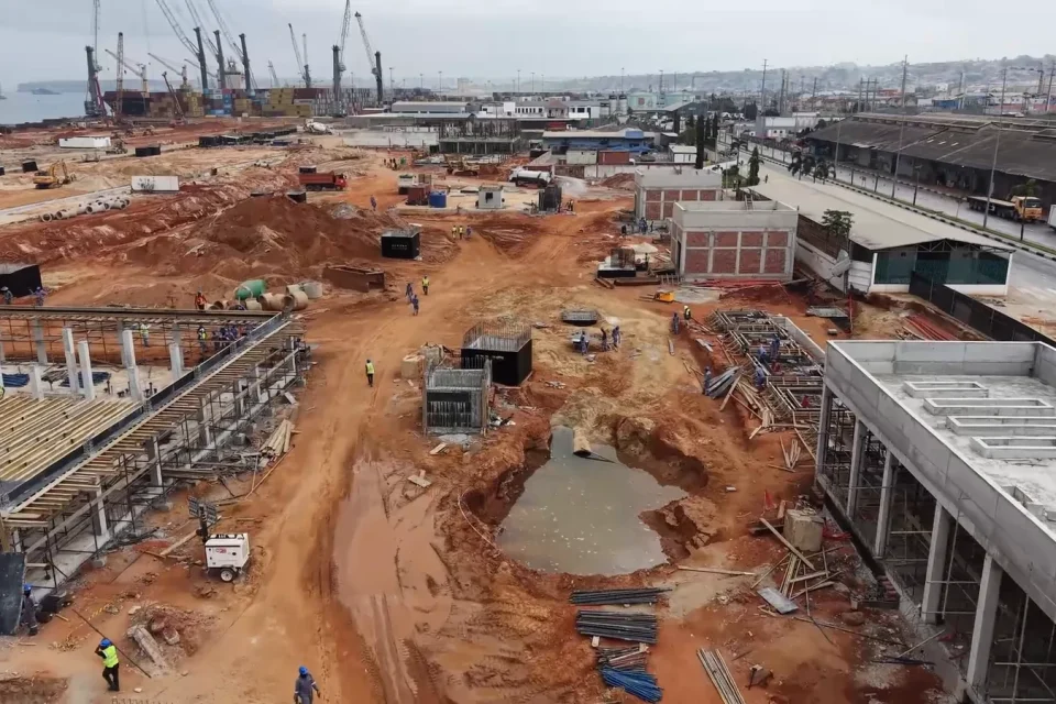 Luanda Topside Works — building frames, masonry and construction teams