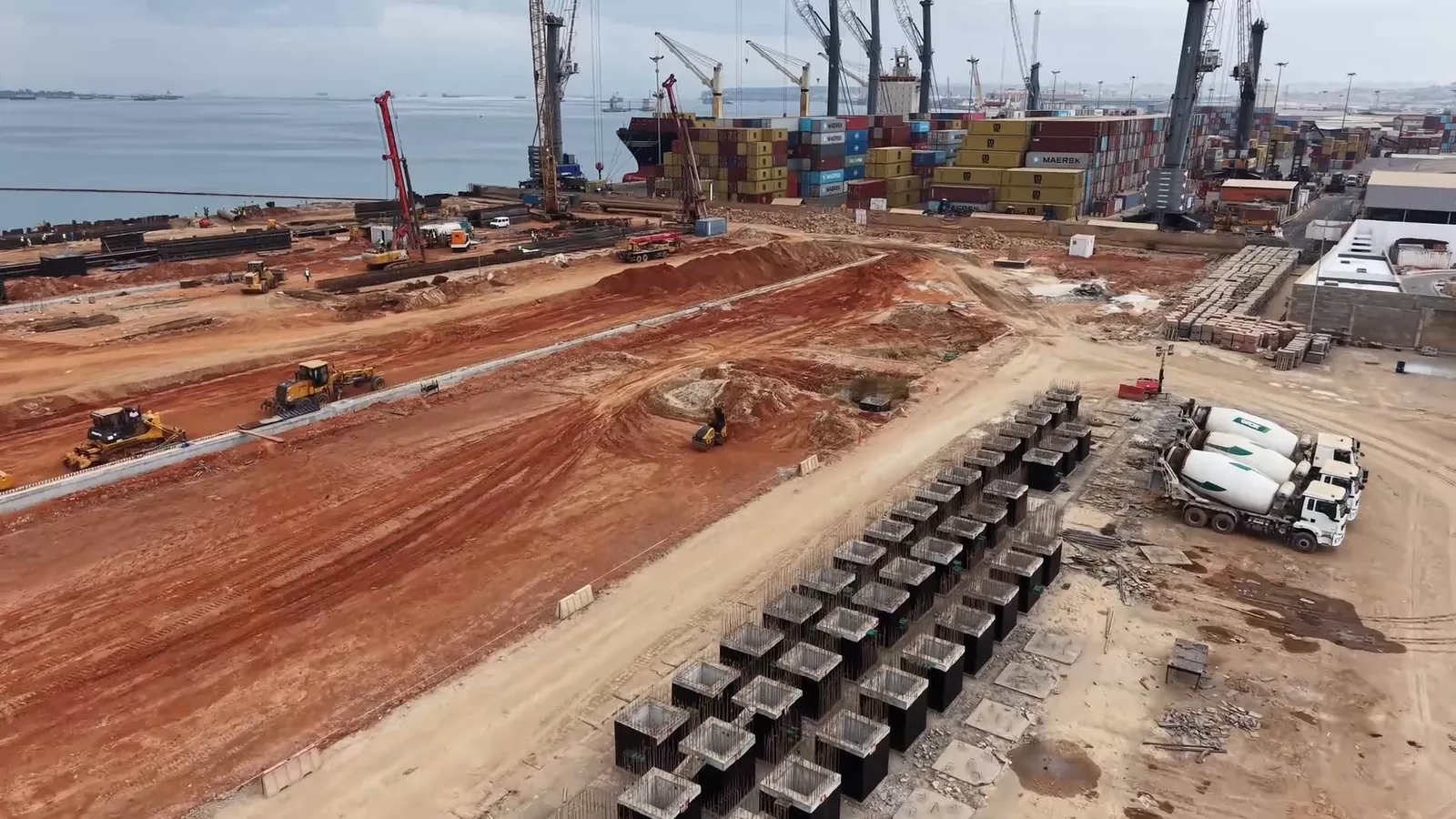 Luanda Topside Works — yard earthworks and precast concrete units