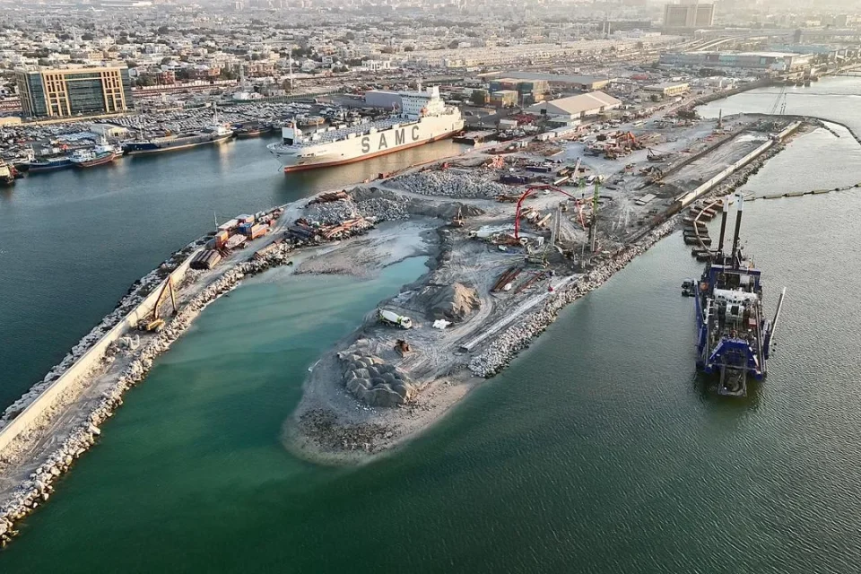 Mina Hamriya Phase 3 — aerial overview of the harbour construction area