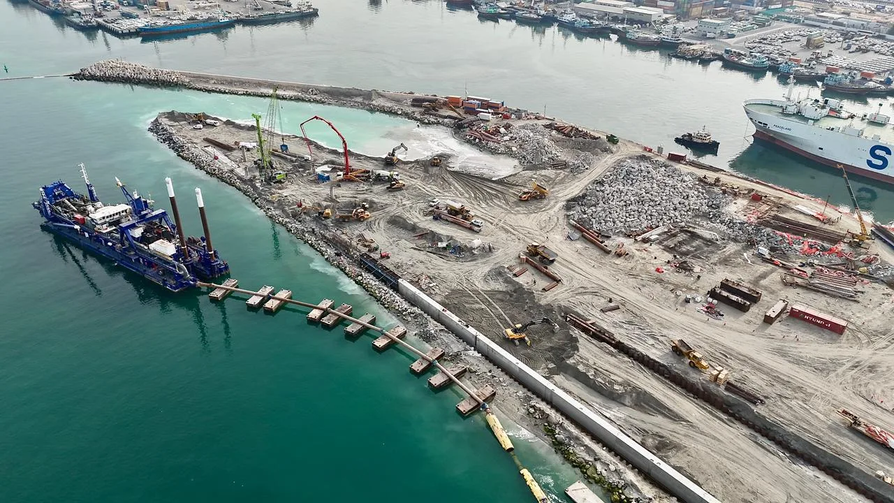 Mina Hamriya Phase 3 — quay construction and marine equipment