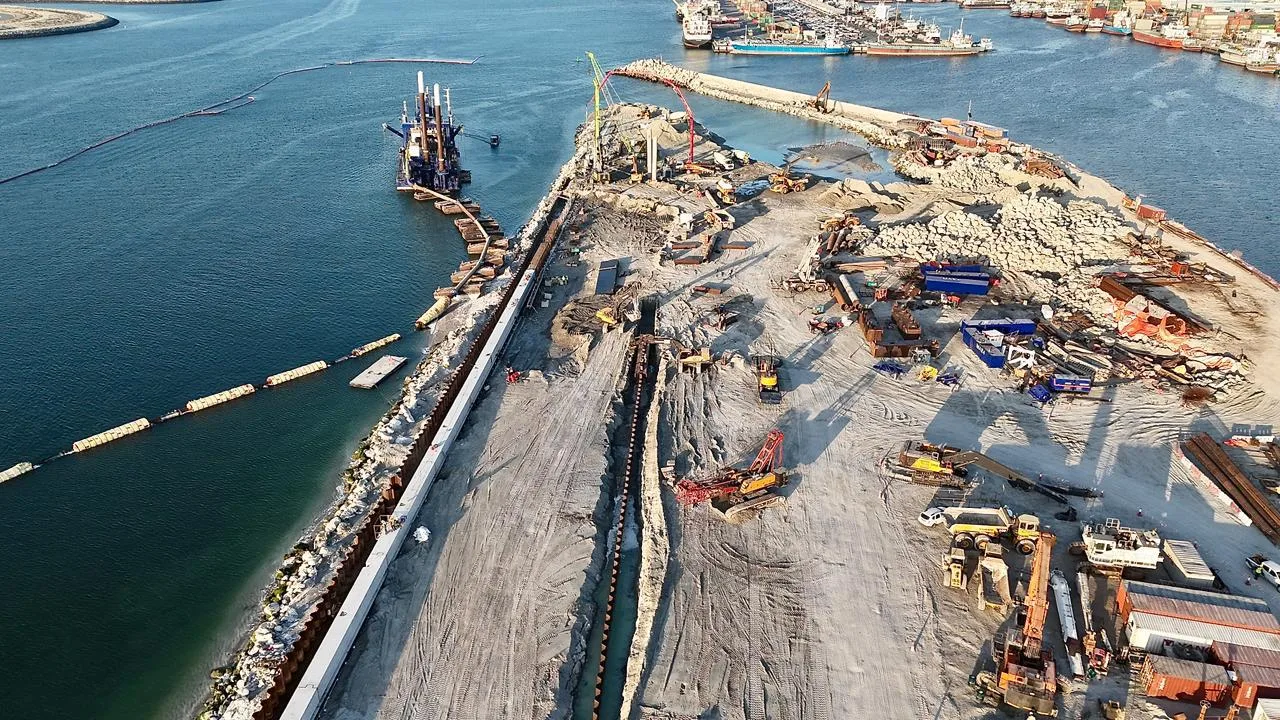 Mina Hamriya Phase 3 — aerial view of quay construction and site operations