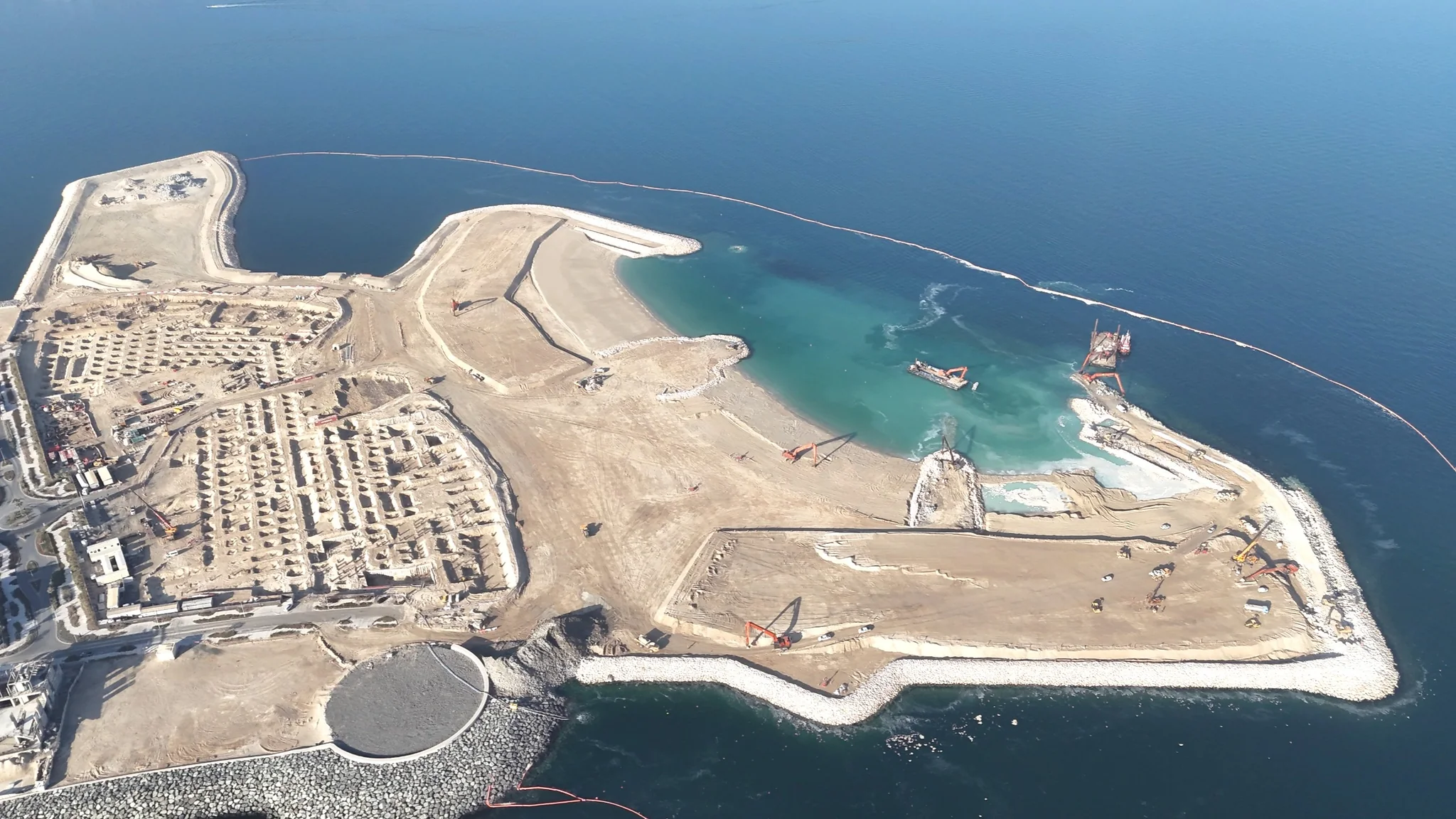 Cape Jumeirah Marine Works MH-0123 — peninsula and construction works from the sea
