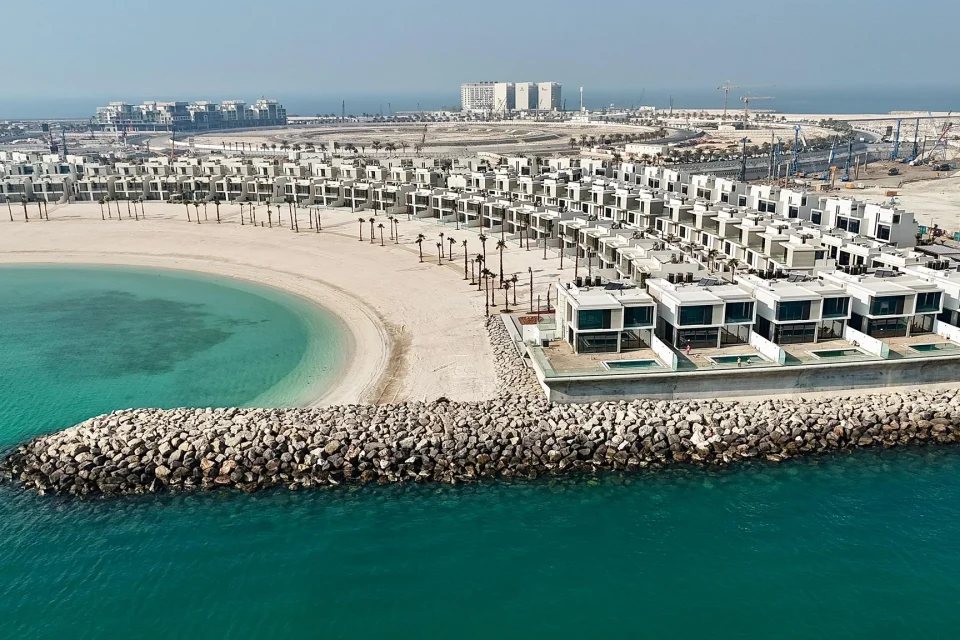 Al Marjan Island — Al Danah breakwater, beach and waterfront villas